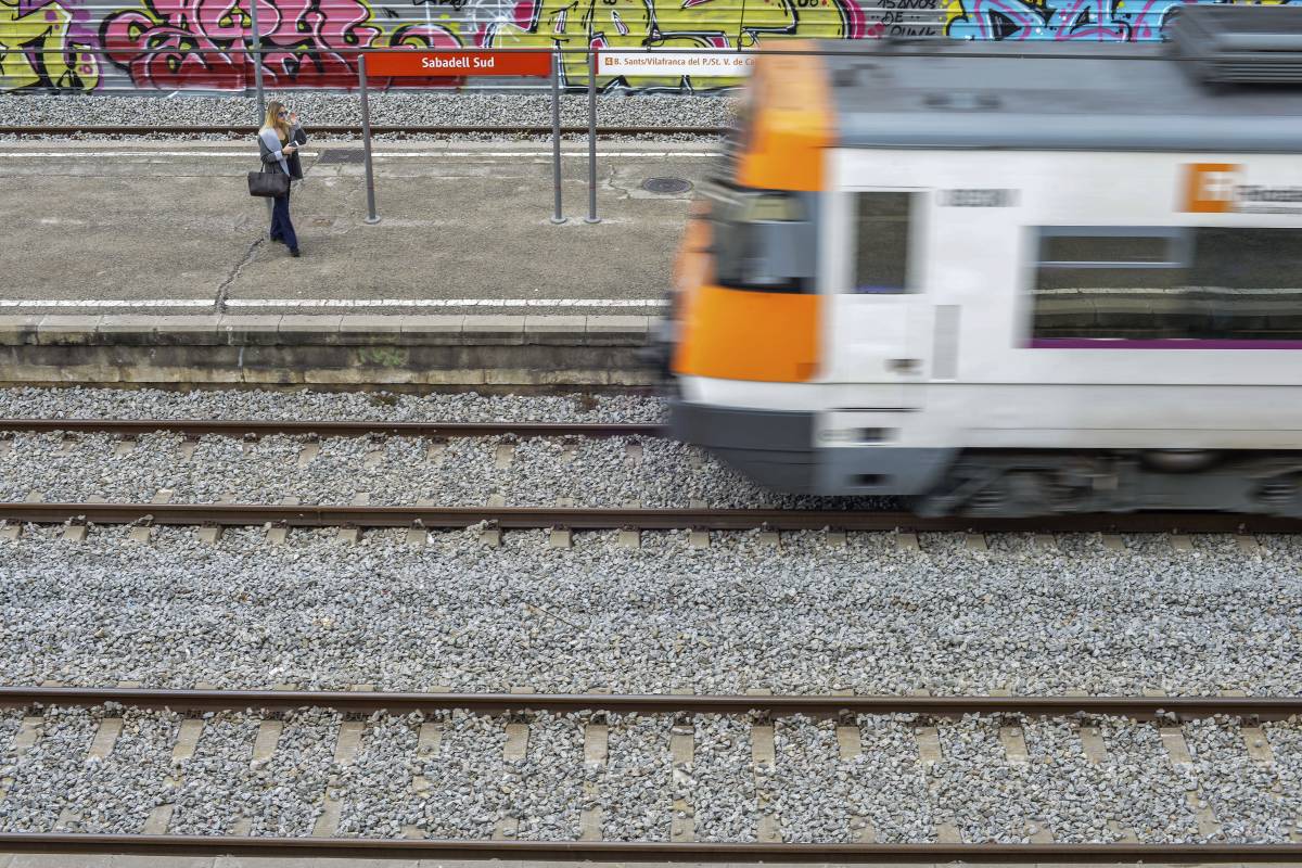 Demores de més de mitja hora a la línia R4 de Rodalies pel manteniment d'un tram de via