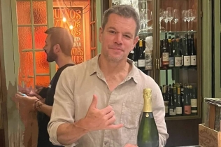 Matt Damon visita un restaurant de Barcelona i deixa un divertit missatge