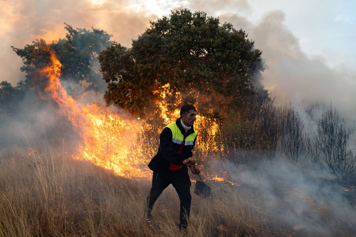 Cinc grans incendis descontrolats causen dos morts arreu de l'Estat
