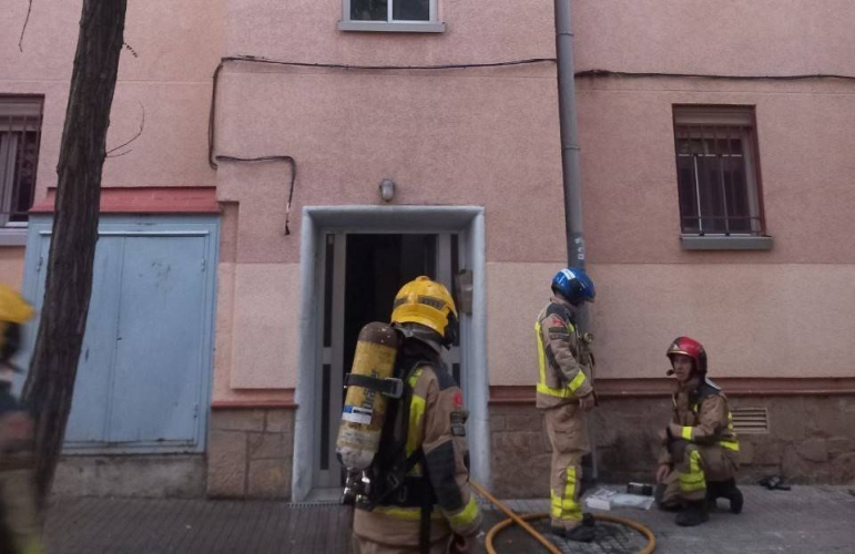 Mor una dona en un incendi en un tercer pis a Terrassa
