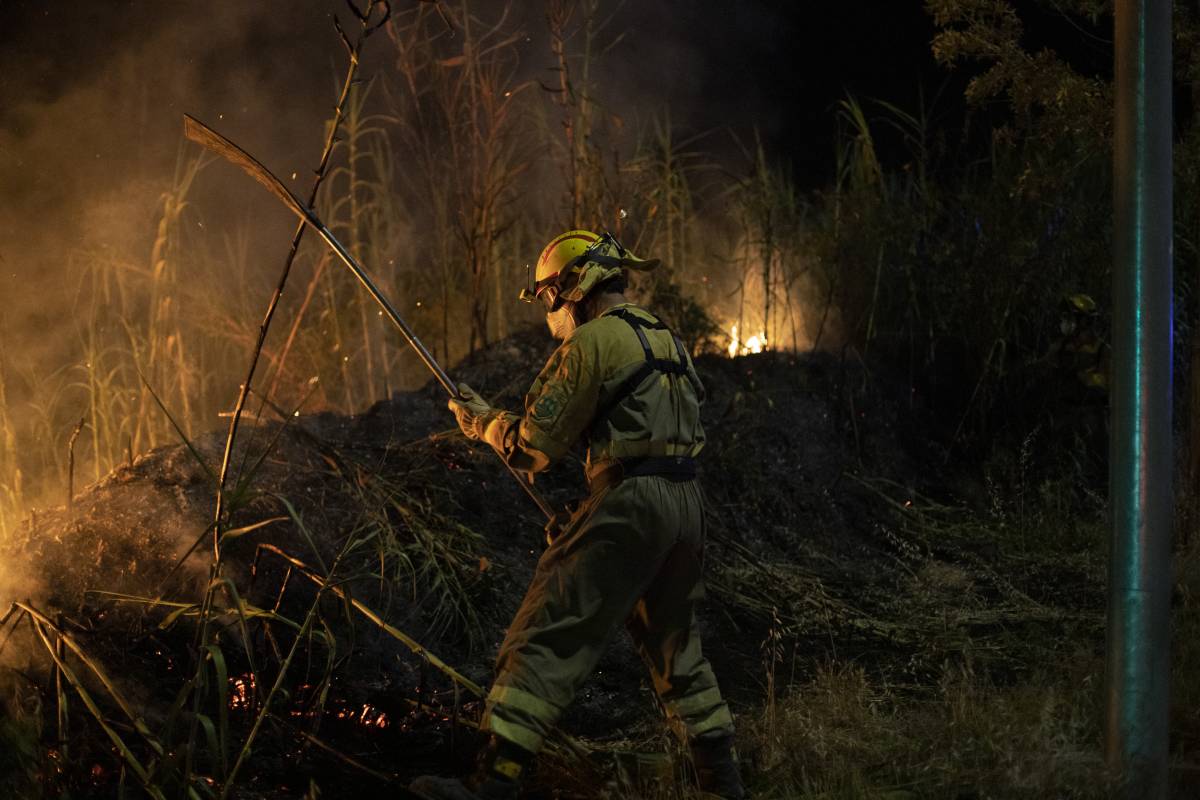 Un ADF combatent les flames - D.S. Un ADF combatent les flames