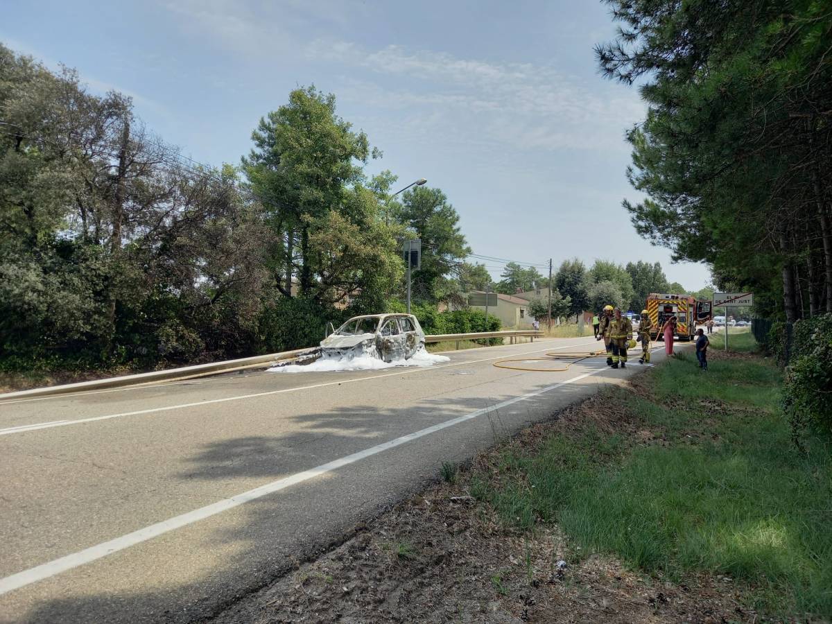 Ensurt al Pi de Sant Just per un vehicle que s'ha incendiat 