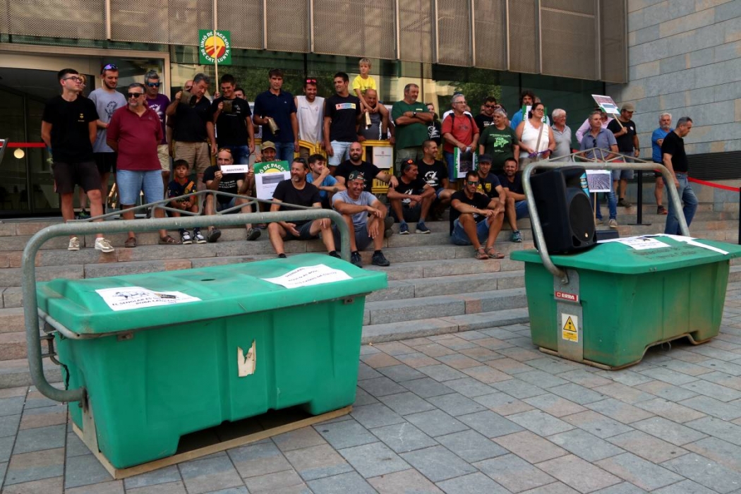 Una cinquantena de pagesos es mobilitzen a Girona per reclamar que puguin caçar tot l'any si pateixen danys