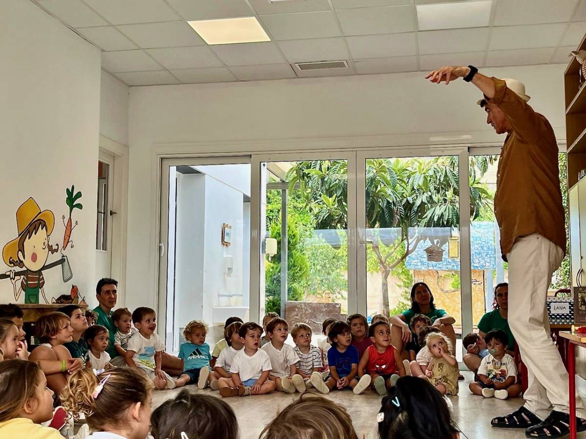 Verdú explicant rondalles i contes a l`escola Infantil Garabatos Natura d`Alcoi - Raquel Gadea Verdú explicant rondalles i contes a l`escola Infantil Garabatos Natura d`Alcoi
