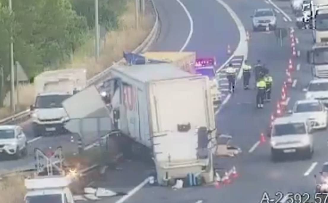 Un impactant accident entre dos camions provoca llargues cues a l'A-2