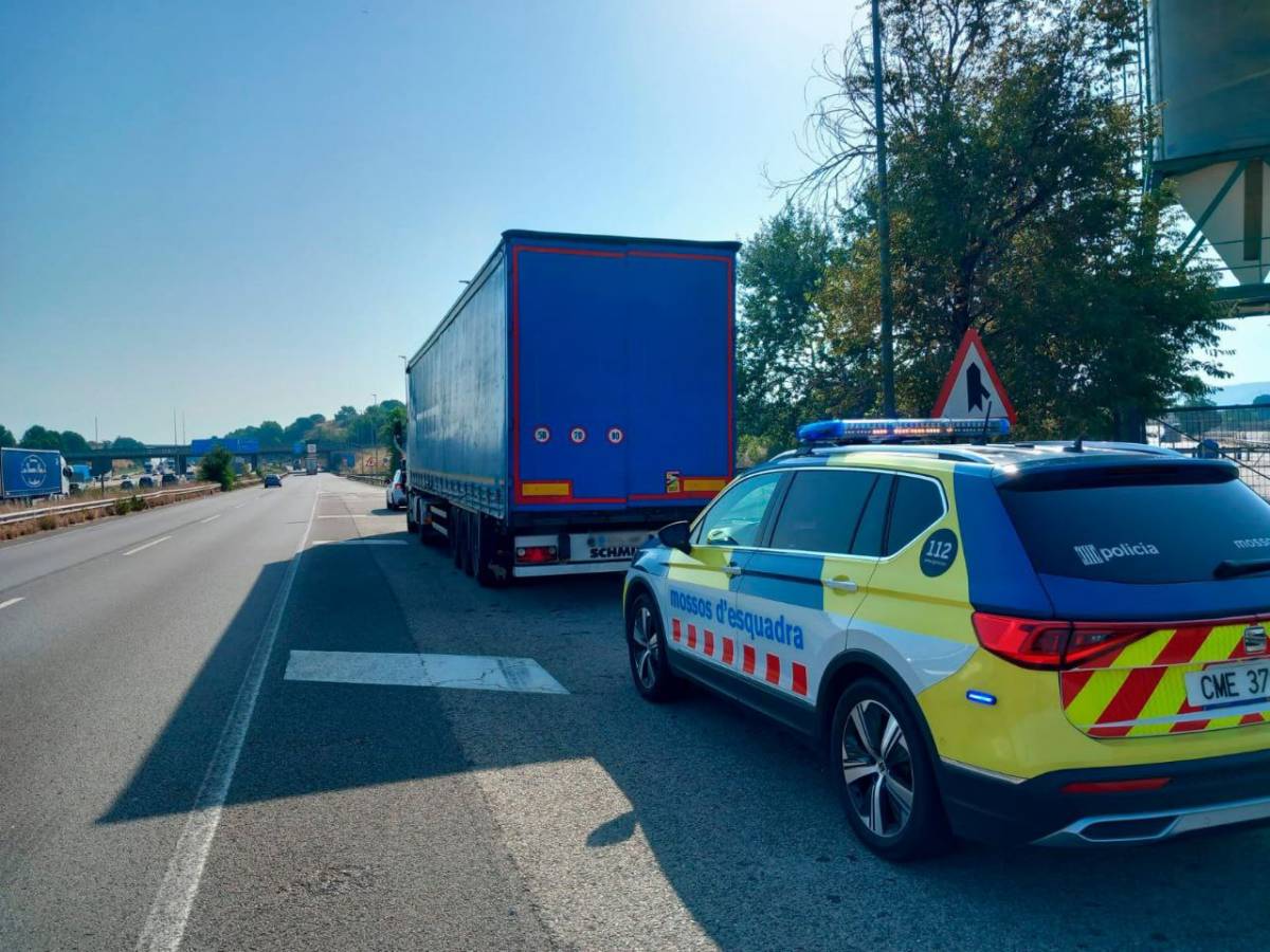 Detenen un camioner per triplicar la taxa d'alcoholèmia i utilitzar el mòbil a l'AP-7