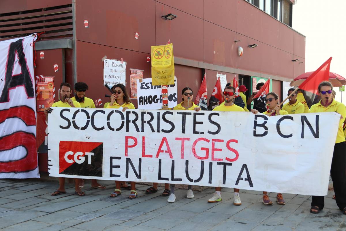 Els socorristes protesten en el catorzè dia de vaga: «Les mediacions són irrisòries»