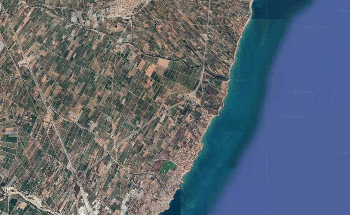 Un vessament d'hidrocarburs obliga a prohibir el bany a la platja del Marjal d'Alcanar