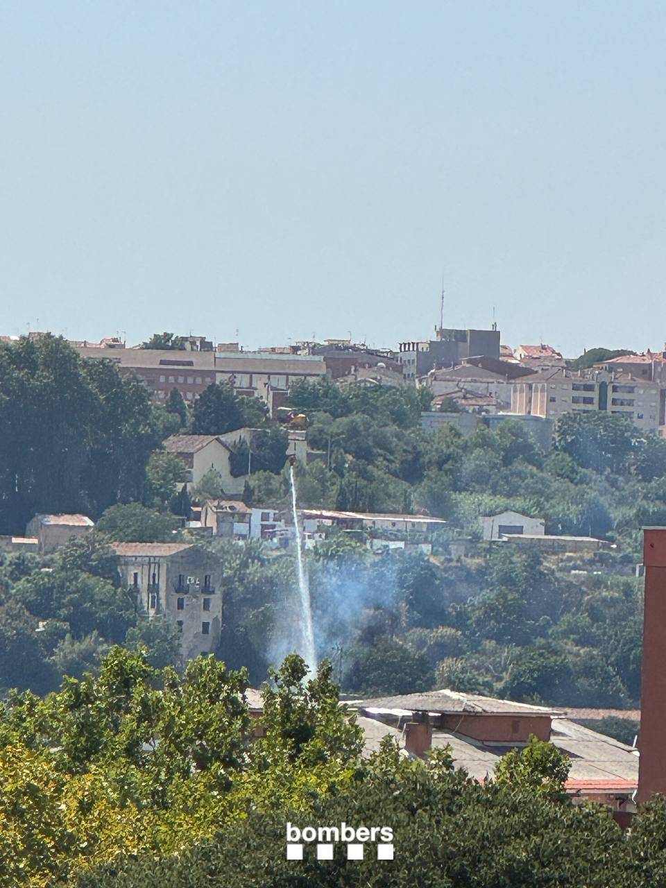 Extingit un incendi de vegetació forestal a Esparreguera