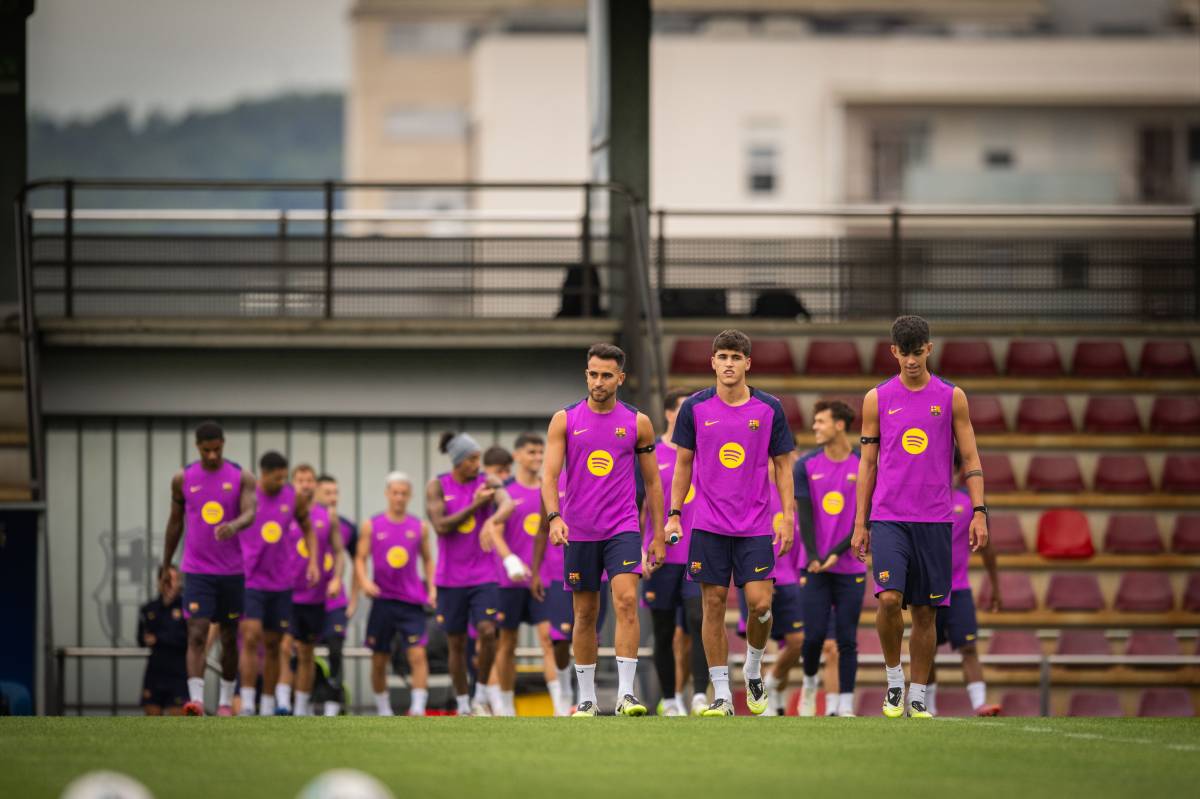 Marc Bernal amb Eric Garcia i Pau Cubarsí, durant un entrenament. - FC Barcelona