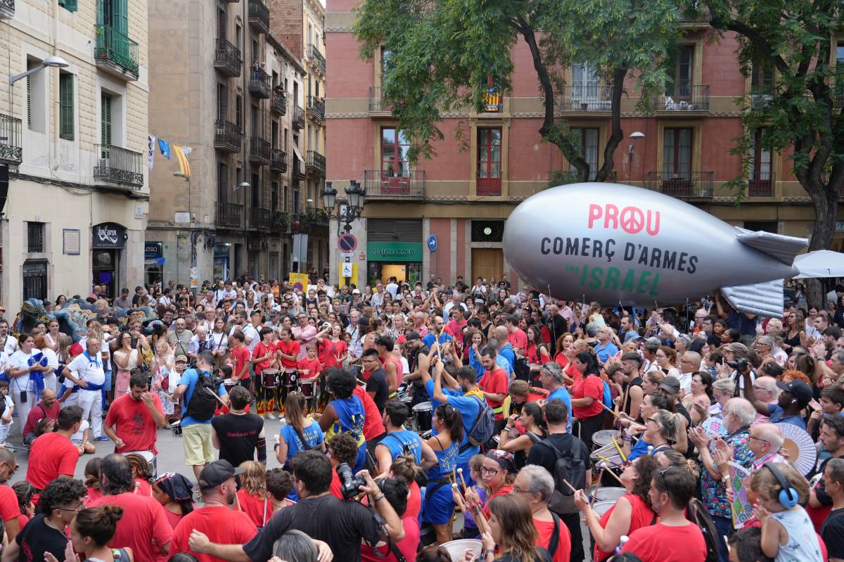 El clam contra la guerra a Gaza i l'especulació immobiliària centren l'arrencada de les festes de Gràcia