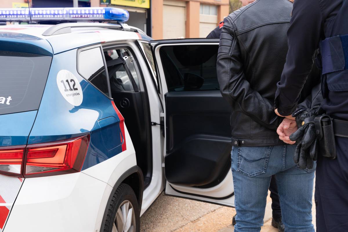 Dues persones detingudes in fraganti mentre robaven a l'interior d'un domicili
