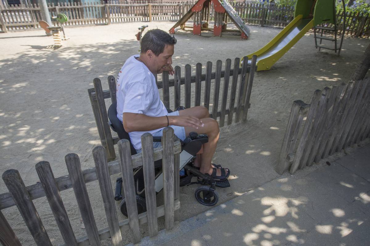 Aitor Duran intentant salvar els obstacles per sortir del parc de jocs de la plaça del Progrés - Nebridi Aróztegui