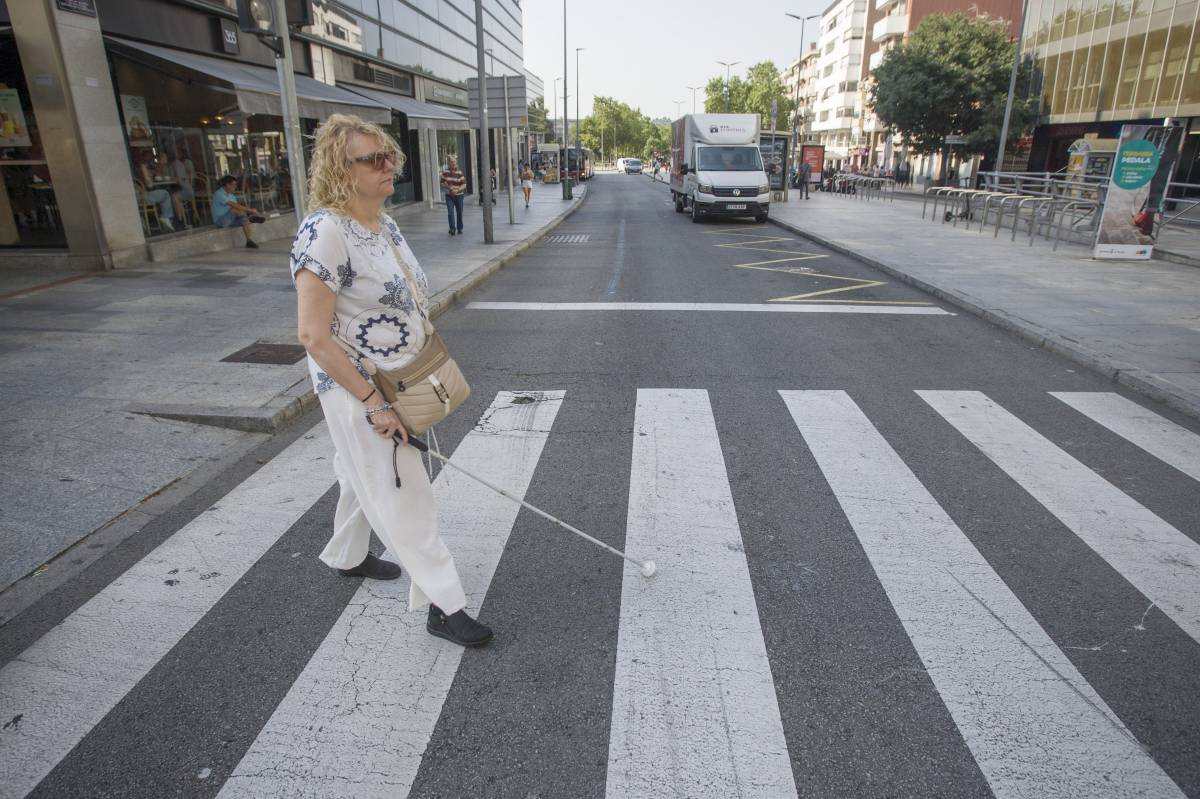 Paqui Torres, creuant un dels semàfors de la Rambla, en un punt sense senyal acústica  / NEBRIDI ARóZTEGUI - Nebridi Aróztegui
