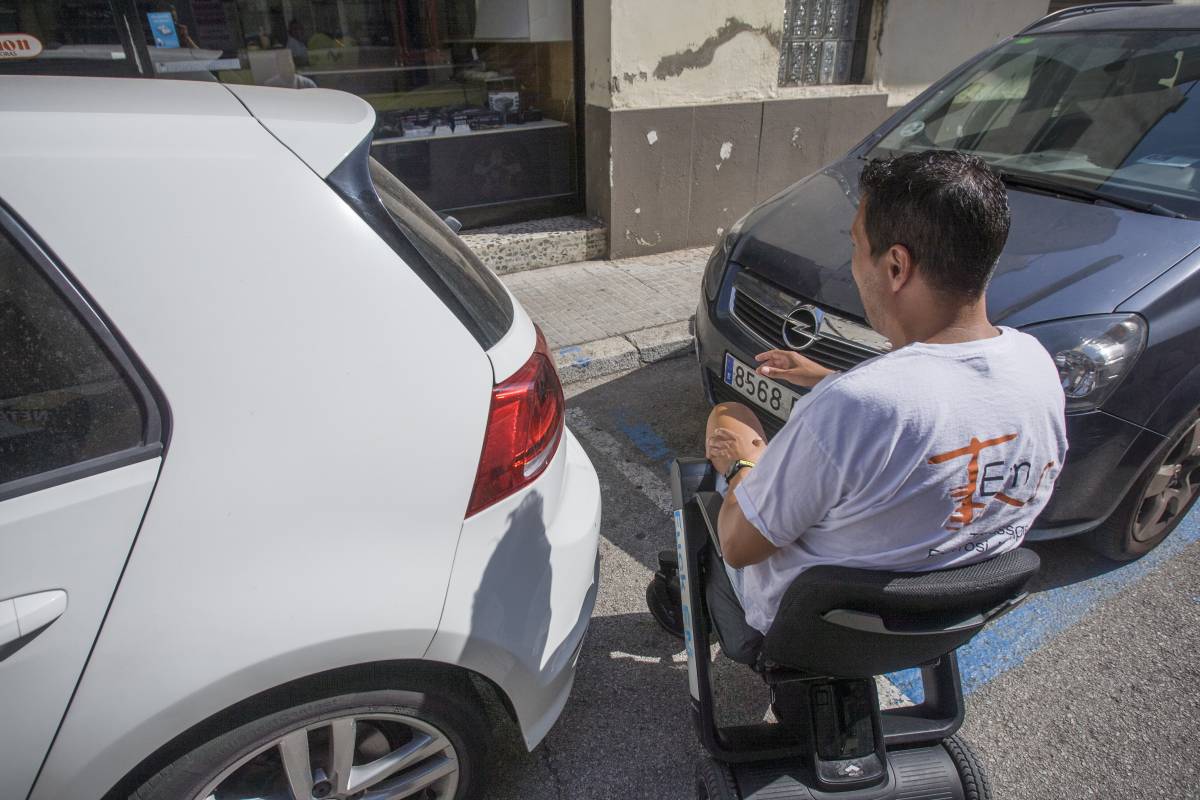El poc espai per obrir el maleter en una plaça reservada suposa un gran contratemps - 
