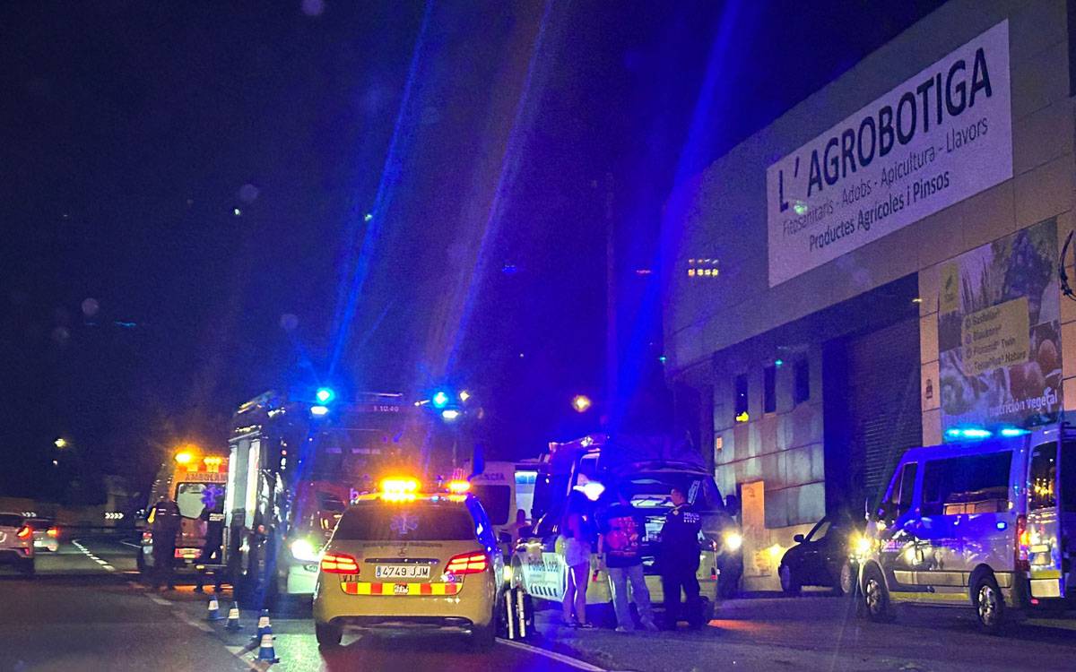 Un cotxe surt de la via a la carretera de Vic de Manresa sense ferits greus
