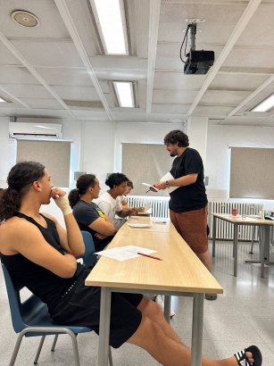 El projecte «Stand Up» porta l'humor a les presons per reinserir a joves