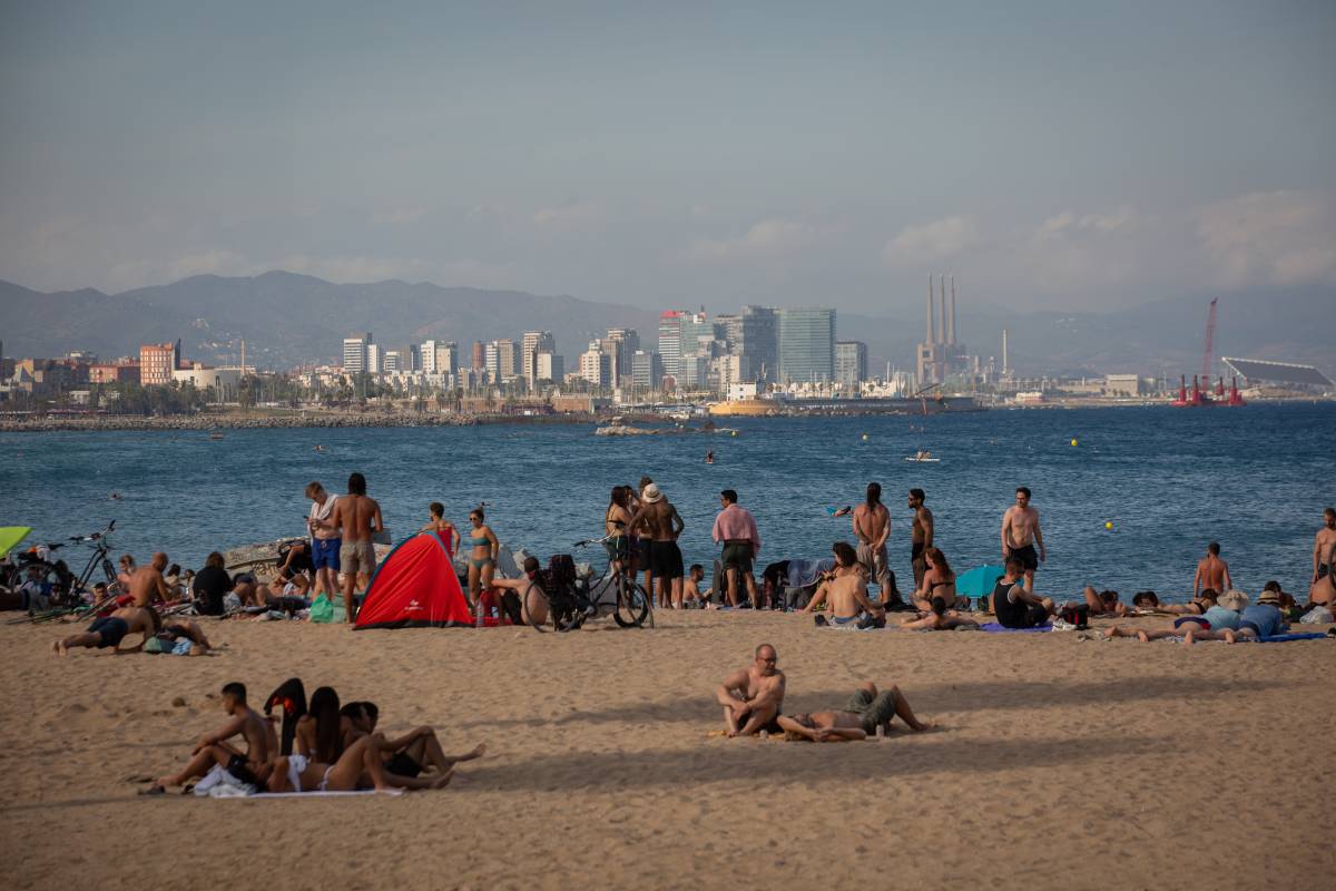 Un helicòpter turístic aterra enmig de la Barceloneta