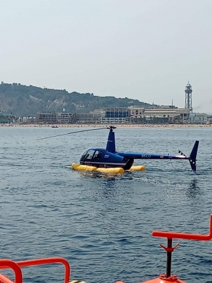 Un helicòpter turístic aterra enmig de la Barceloneta