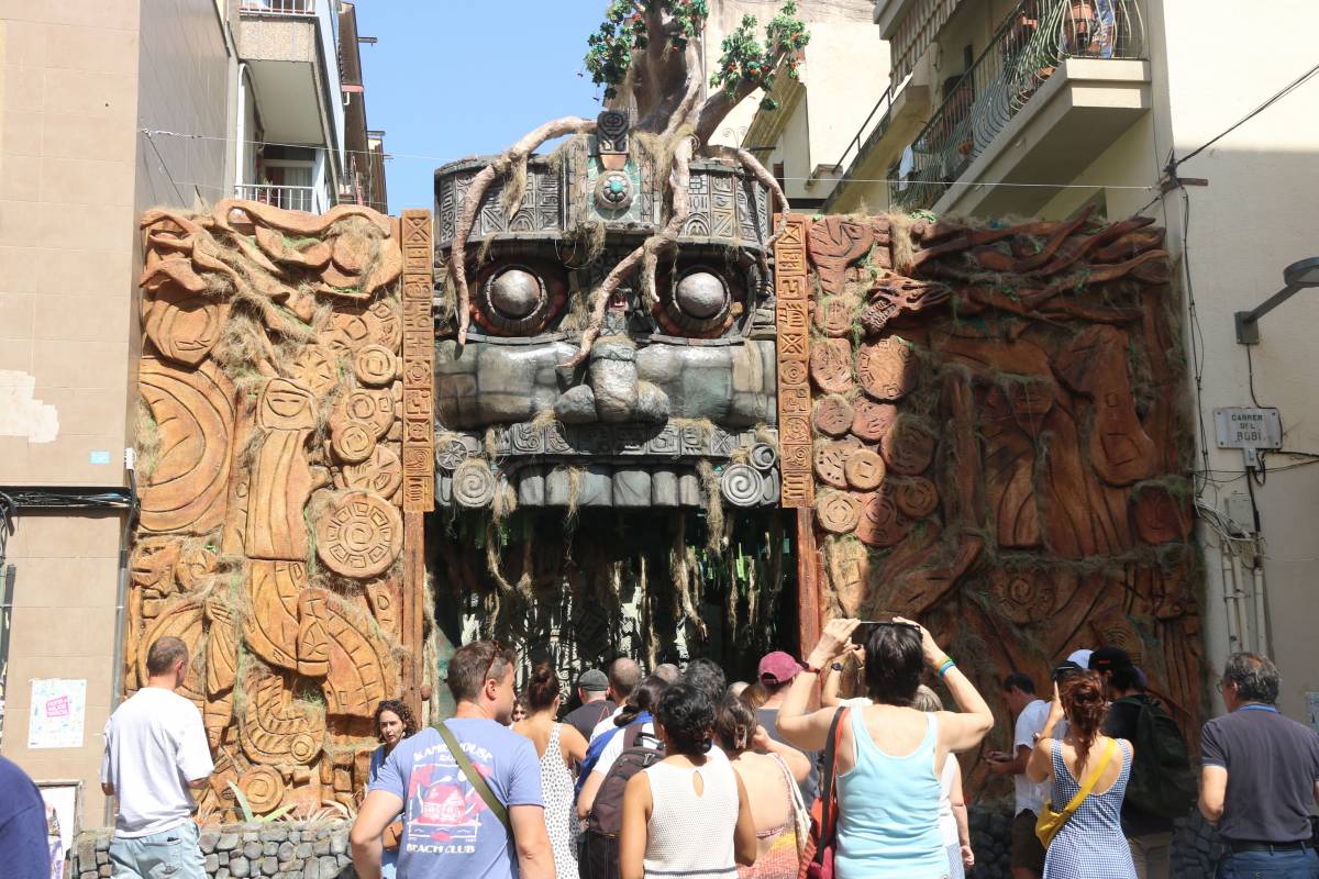 Un incendi de matinada a la festa major de Gràcia crema el guarnit del carrer Verdi