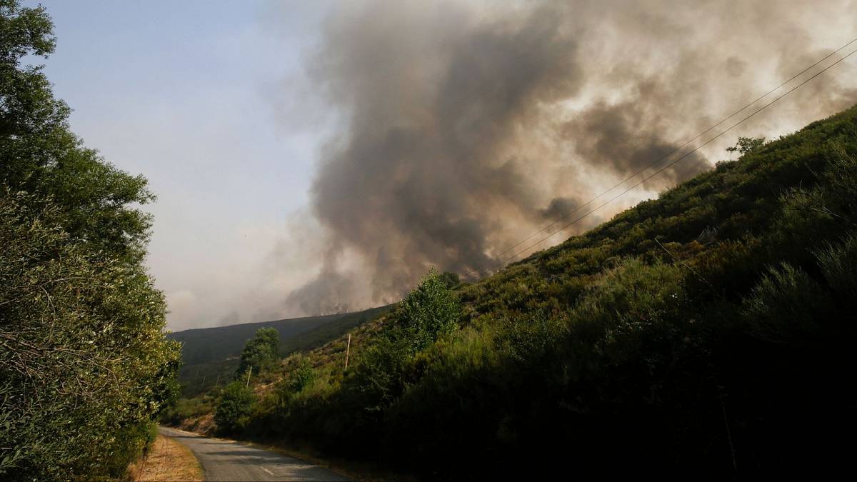 Mor un bomber a Lleó en bolcar el camió en què viatjava