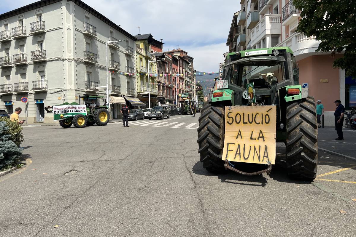 Un tractor aparcat a la plaça de Catalunya de la Seu d'Urgell amb una pancarta que demana solucions a la fauna - Albert L Cobo 