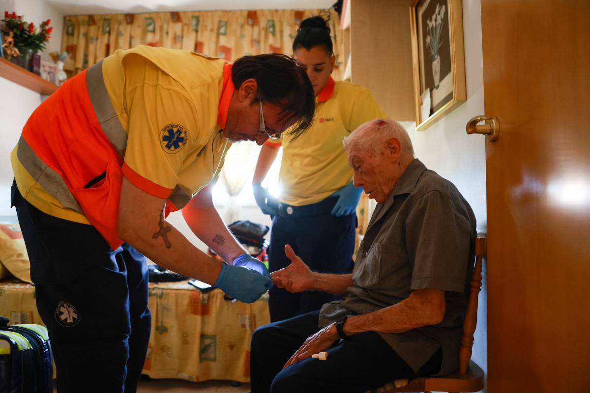 Els tècnics atenen un home gran que ha patit una caiguda