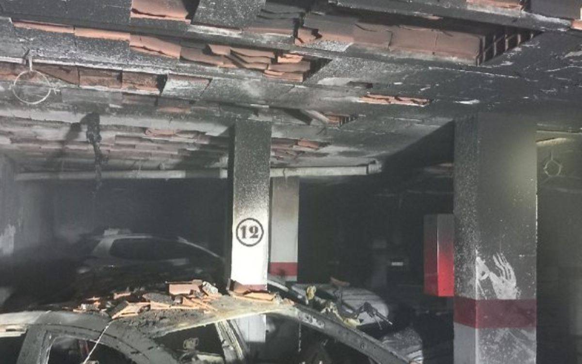 Un incendi en un aparcament de Reus crema dos vehicles i obliga a precintar parts d'un edifici