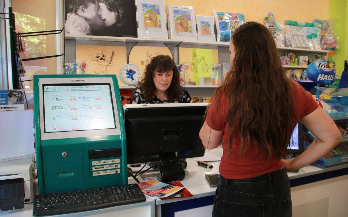 El videoclub Cinerama de Valls resisteix reconvertint-se en botiga de llaminadures i loteria