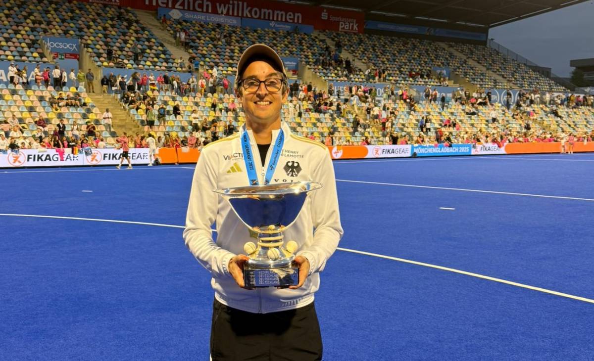 Andreu Enrich amb el trofeu i la medalla dels campions - 