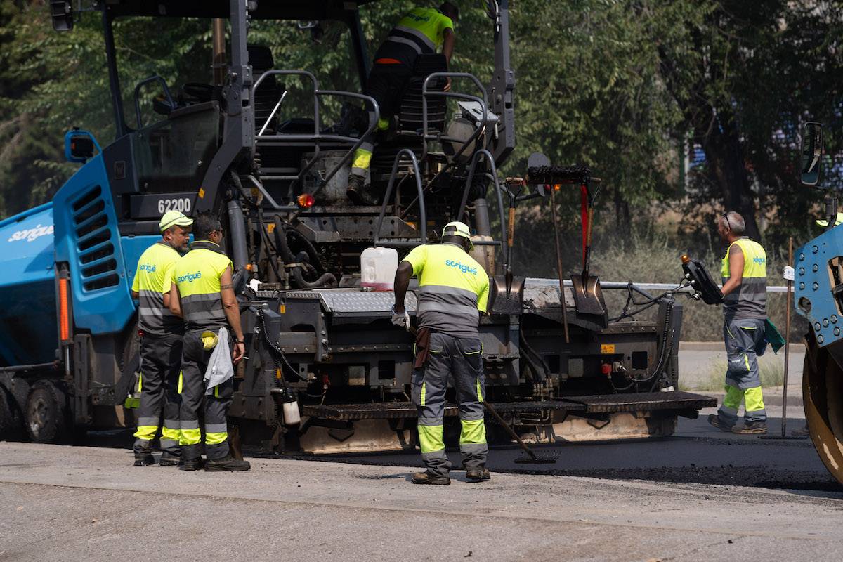 Obres d`asfaltatge a la Gran Via