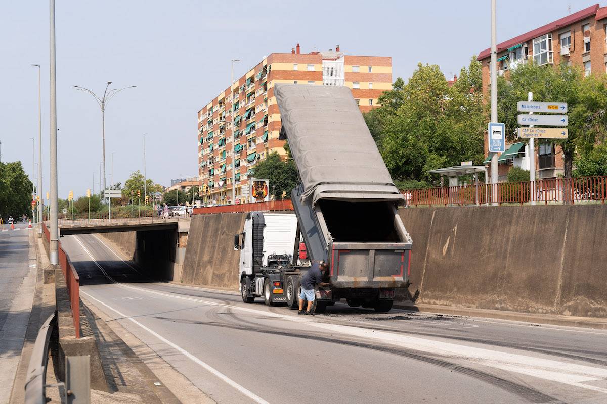 Obres d`asfaltatge a la Gran Via