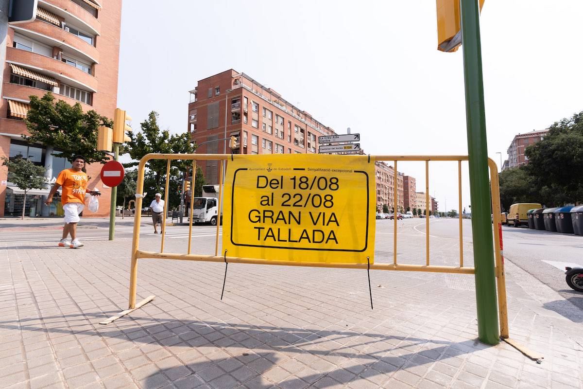 Obres d`asfaltatge a la Gran Via