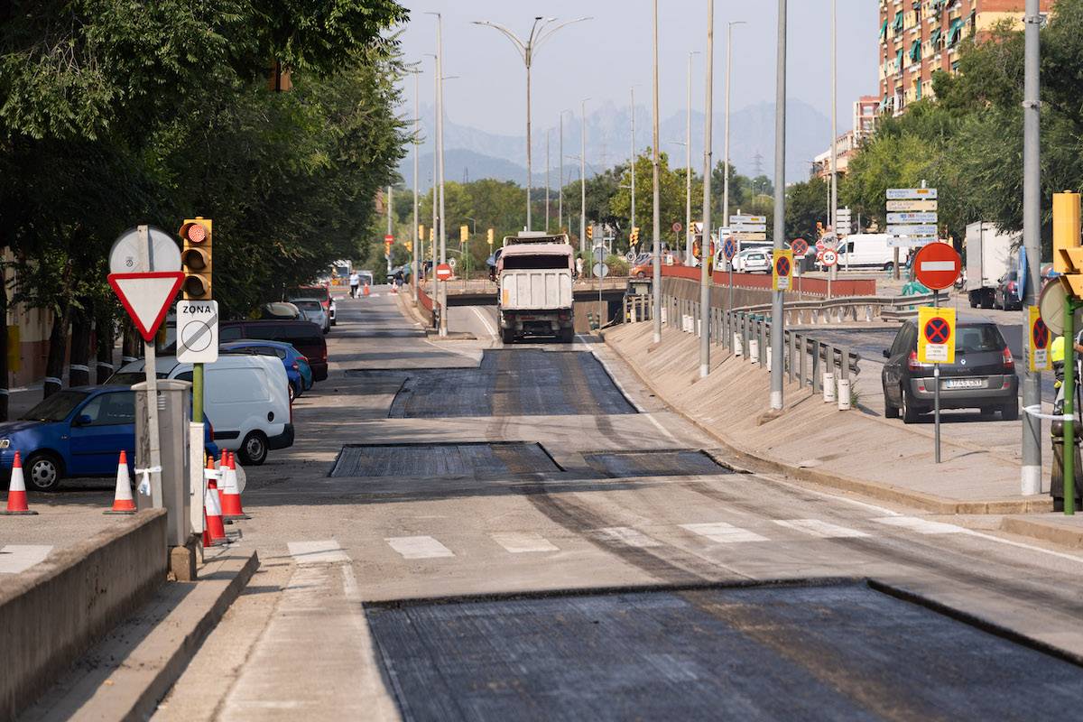 FOTOS | La Gran Via, tallada parcialment per obres d'asfaltatge