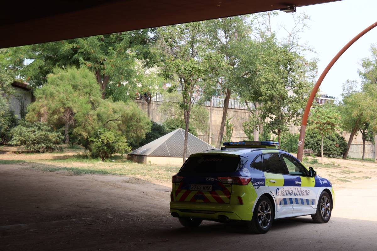La Guàrdia Urbana desallotja una quarantena de persones sensesostre del parc de l'estació del Nord
