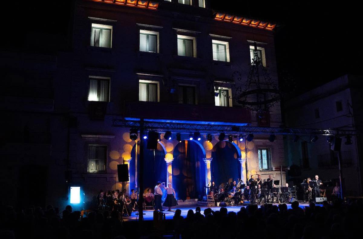 Amposta tanca deu dies de festes majors amb el castell de focs artificials i el concert de Divina's Lyric Pop