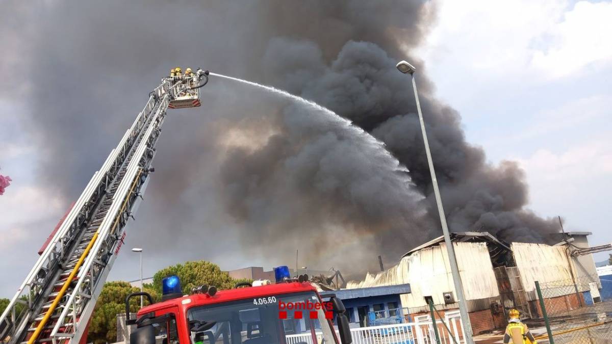 Els Bombers treballant en l'incendi d'indústria a Lliçà de Vall - Bombers