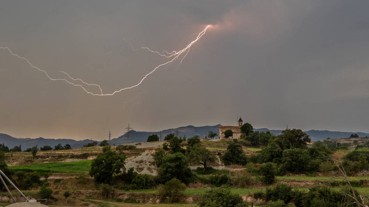 El Meteocat avisa: 20 comarques en alerta per pluges intenses i temperatures avall