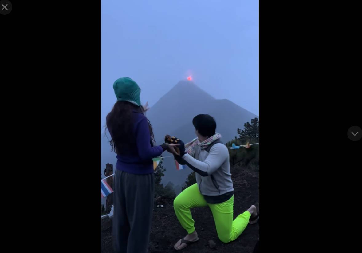 La proposta de matrimoni que es fa viral per gravar l'erupció d'un volcà a Guatemala