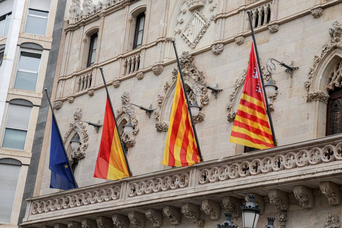 Restitueixen les banderes de la façana de l'edifici del l'Ajuntament