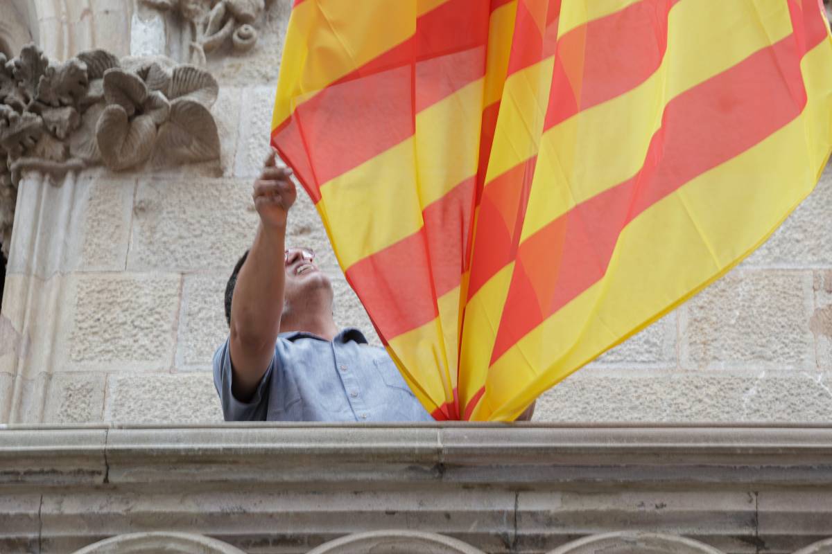 Un operari col·locant l`estandard de la ciutat - Lluís Clotet Un operari col·locant l`estandard de la ciutat