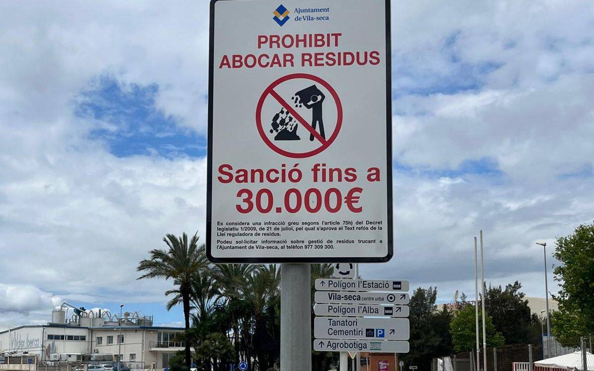 Vila-seca reforça la lluita contra l'abandonament de residus amb nova cartelleria informativa
