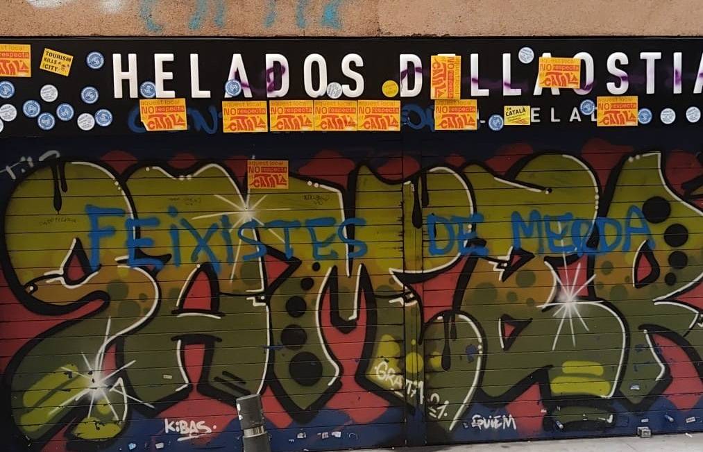 Resposta a la gelateria catalanòfoba de Gràcia: pintades i adhesius de protesta