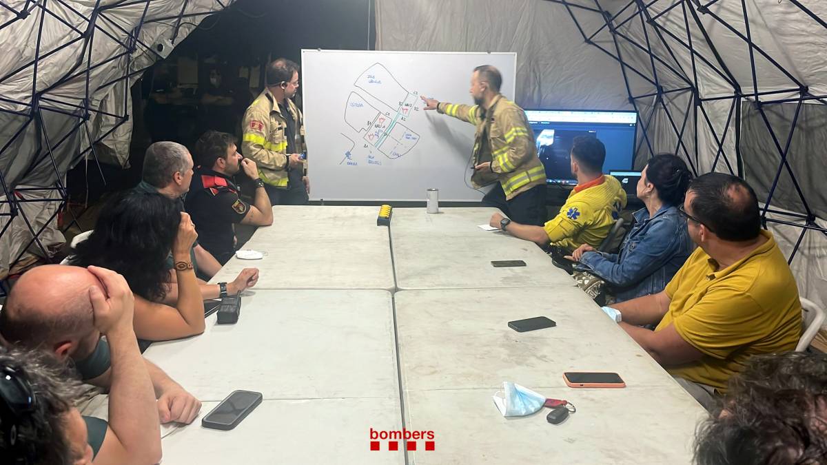 Els Bombers donen per extingit l'incendi de les tres naus d'empreses càrnies de Vic després de nou dies