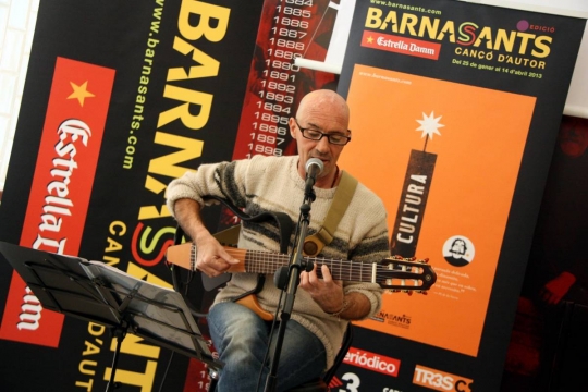 Mor Enric Hernàez, cantautor, als 68 anys