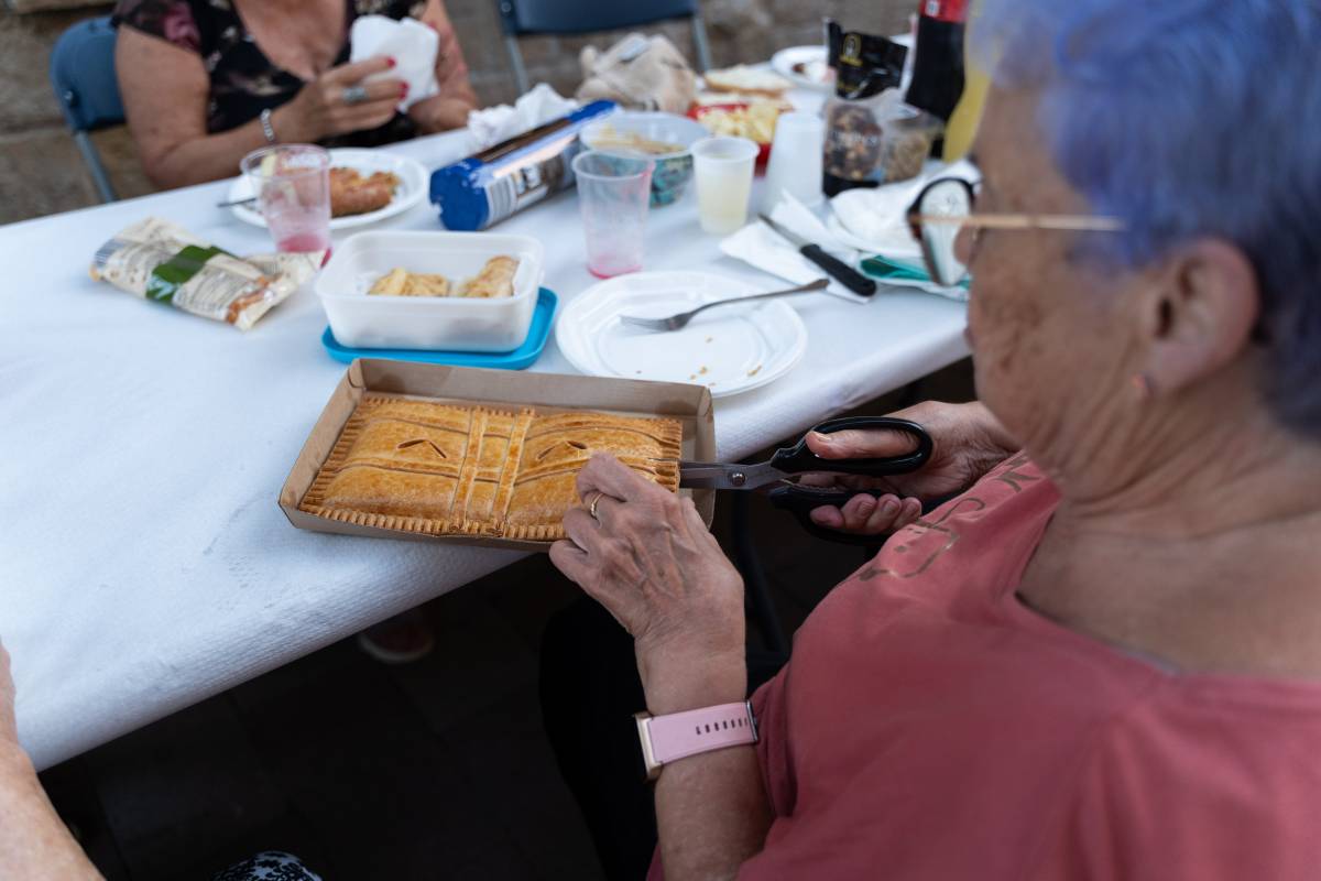 El sopar a la fresca de Campoamor, davant de l`AAVV - David Chao El sopar a la fresca de Campoamor, davant de l`AAVV