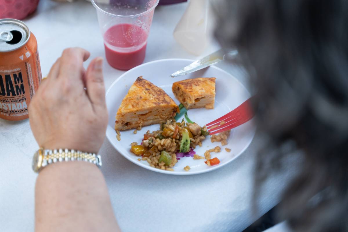 El sopar a la fresca de Campoamor, davant de l`AAVV - David Chao El sopar a la fresca de Campoamor, davant de l`AAVV