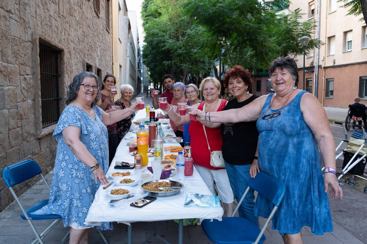 El sopar a la fresca de Campoamor, davant de l`AAVV - David Chao El sopar a la fresca de Campoamor, davant de l`AAVV
