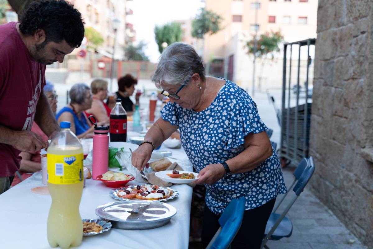 El sopar a la fresca de Campoamor, davant de l`AAVV - David Chao El sopar a la fresca de Campoamor, davant de l`AAVV