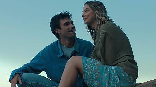 K.J. Apa i Madelyn Cline, en un fotograma del film - 